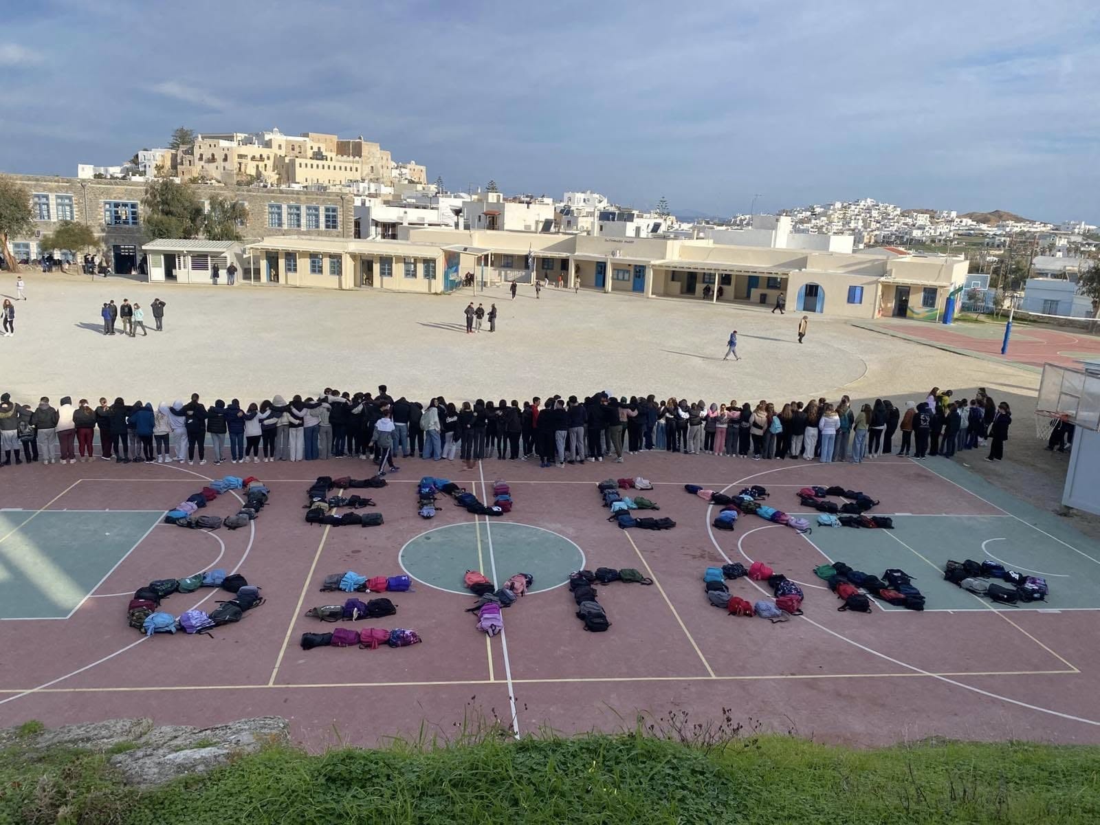 Τέμπη: Οι μαθητές της Νάξου τίμησαν τη μνήμη των θυμάτων