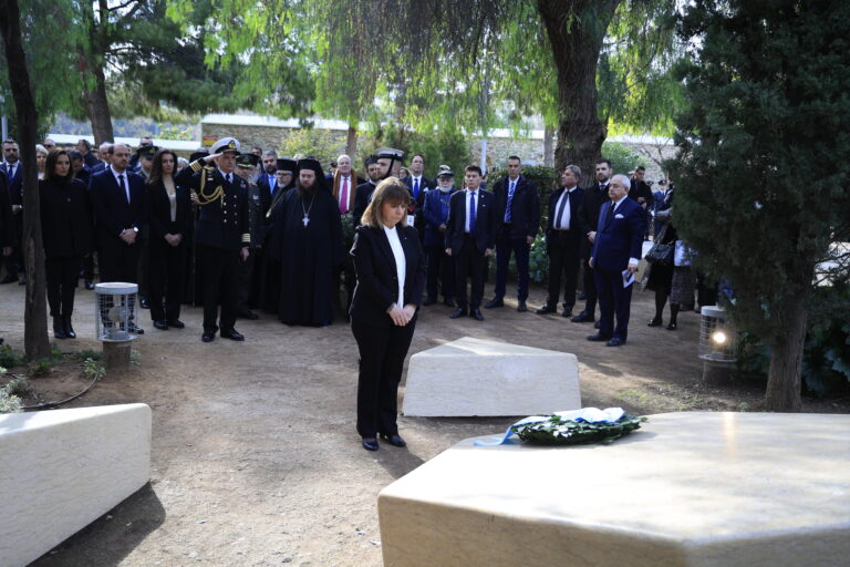 Η ΠτΔ Κατερίνα Σακελλαροπουλου κατέθεσε στεφάνι στο Μνημείο Ολοκαυτώματος στο Θησείο