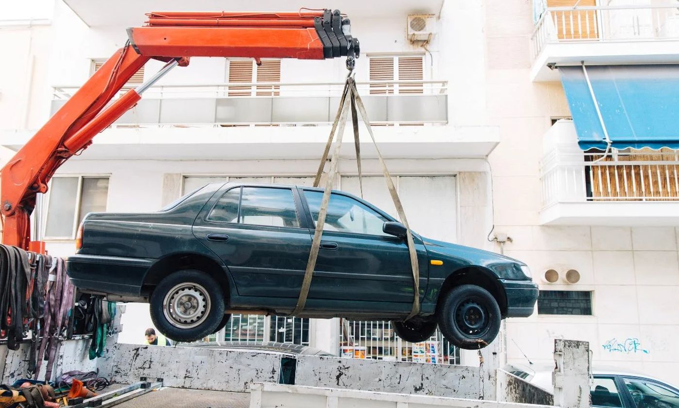 Θεσσαλονίκη: Σε απομάκρυνση εγκαταλειμμένων αυτοκινήτων και μοτοσικλετών προχώρησε ο Δήμος