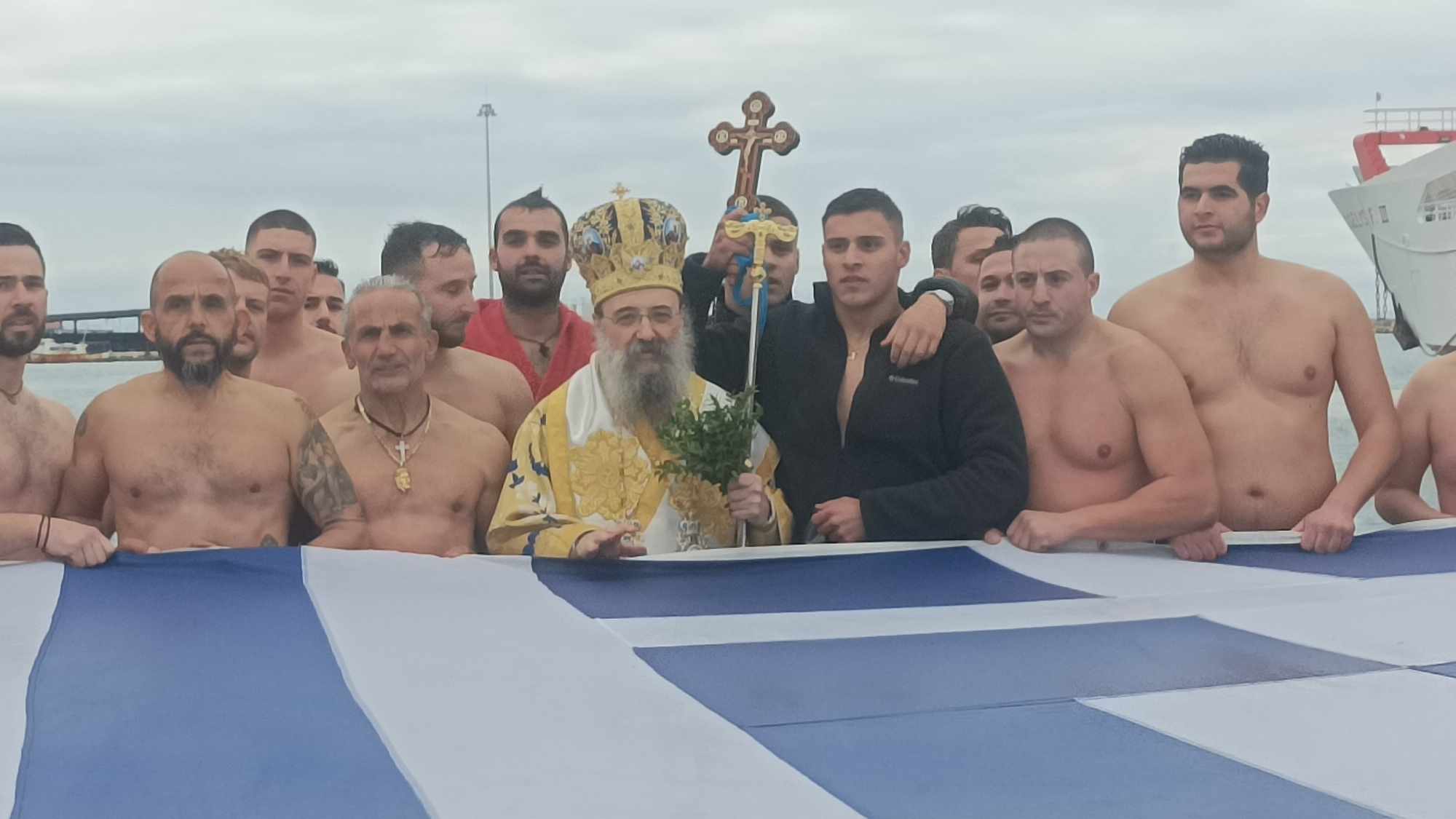 Θεοφάνεια στην Πάτρα: Βούτηξαν 68 κολυμβητές και έψαλαν τον εθνικό ύμνο