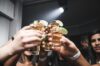 Νέα μέτρα για την προστασία των ανηλίκων: Με ταυτότητα η πώληση αλκοόλ και τσιγάρων – «Σφράγισμα» από την πρώτη παράβαση