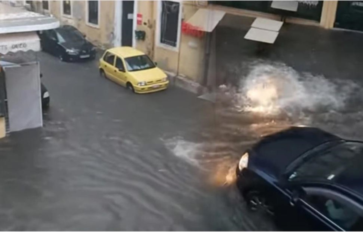 Κέρκυρα: Έκτακτες κυκλοφοριακές ρυθμίσεις στο κέντρο της πόλης λόγω έντονης βροχόπτωσης