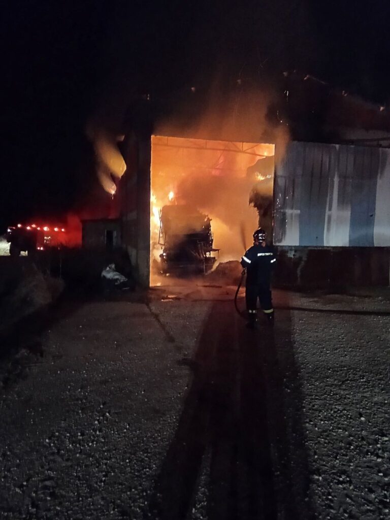 Πυρκαγιά σε εξέλιξη στη Βισαλτία – Τεράστια καταστροφή σε αποθήκη κτηνοτρόφου