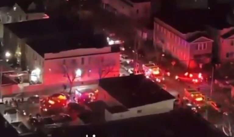 Νέα Υόρκη: Πυροβολισμοί στο Κουίνς με τουλάχιστον 11 τραυματίες – Ανθρωποκυνηγητό για τον δράστη