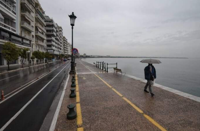 Βροχή στη Θεσσαλονίκη, έκκληση για αυτοσυγκράτηση στην απόθεση απορριμμάτων και λευκές νιφάδες στα ορεινά