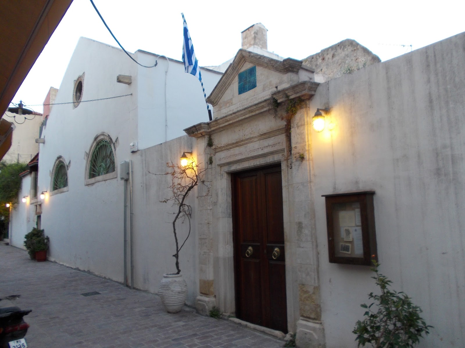 Χανιά: Χειροπέδες σε δύο ανήλικους για φθορά στην Εβραϊκή Συναγωγή – Συνελήφθησαν και οι γονείς τους