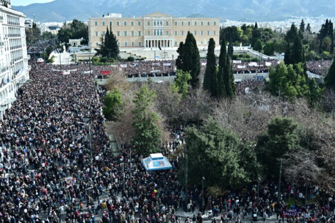 Συγκεντρώσεις για τα Τέμπη σε Ελλάδα και εξωτερικό – Ένταση σε Σύνταγμα και Θεσσαλονίκη με δυο συλλήψεις