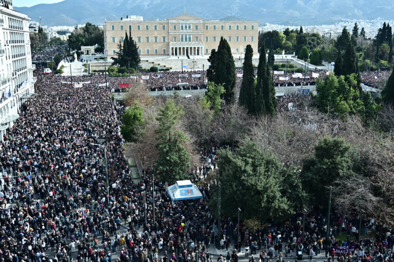 Συγκεντρώσεις για τα Τέμπη σε Ελλάδα και εξωτερικό – Ένταση σε Σύνταγμα και Θεσσαλονίκη με δυο συλλήψεις