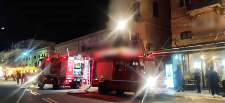 Κατεσβέσθη η πυρκαγιά στο εγκαταλελειμμένο κτήριο στην οδό Λιοσίων- Αποκαταστάθηκε η κυκλοφορία των οχημάτων