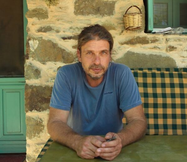 Συγγραφείς του κόσμου ταξιδεύουν στο Μέγαρο Μουσικής Θεσσαλονίκης- Ο Γιάννης Μακριδάκης μιλά για το πολυσχιδές έργο του