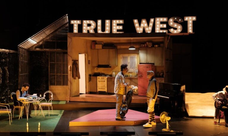 Η παράσταση «True West» έρχεται στο Θέατρο Κολοσσαίον