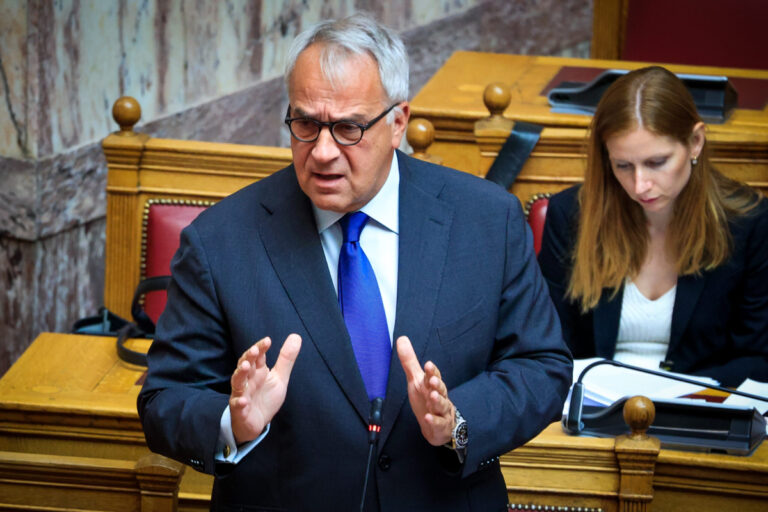 Κρήτη: Επίθεση από κουκουλοφόρους με αυγά και αντικείμενα κατά του Μάκη Βορίδη και της οικογένειας του σε εστιατόριο – Σύσσωμες αντιδράσεις