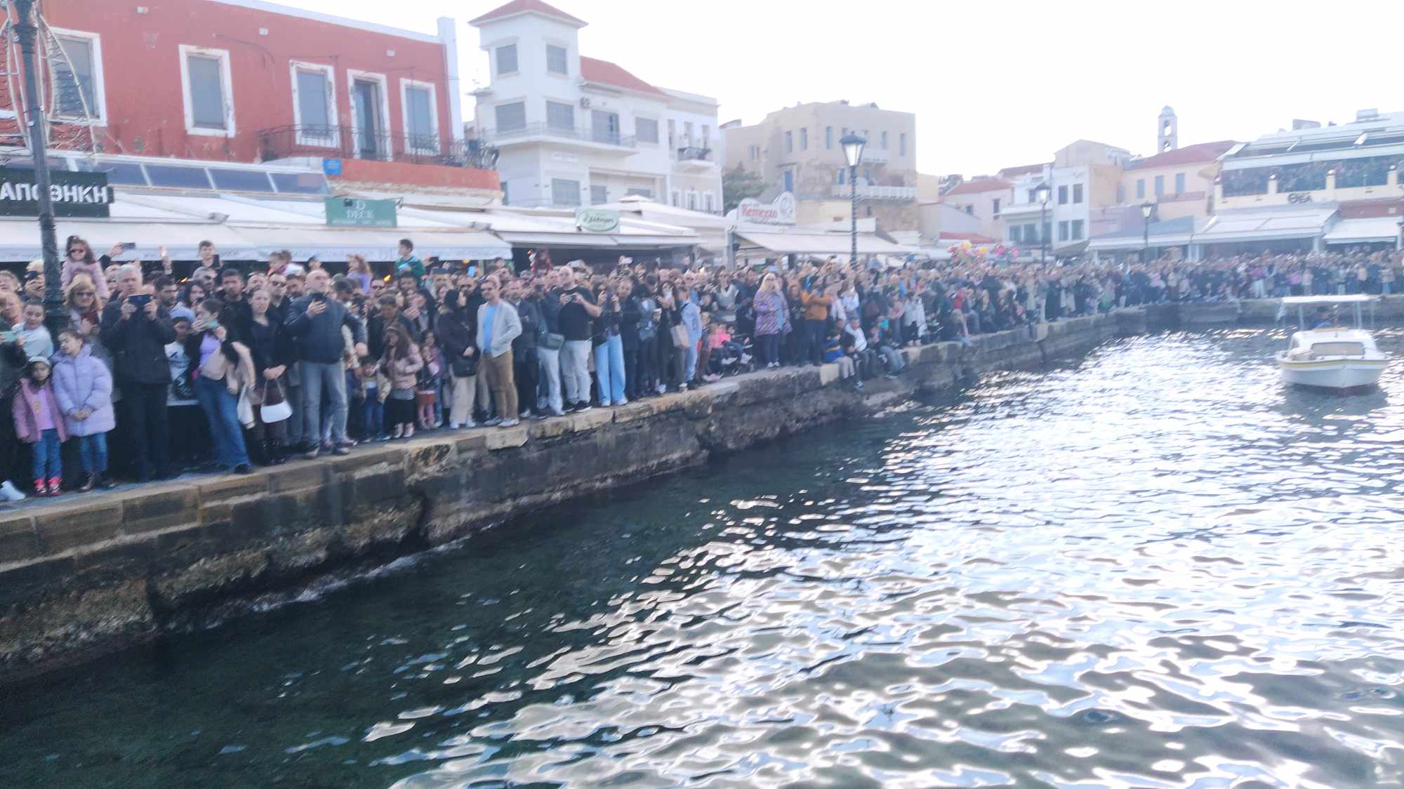 Χανιά: Πλημμύρισε από κόσμο το Ενετικό Λιμάνι για τον αγιασμό