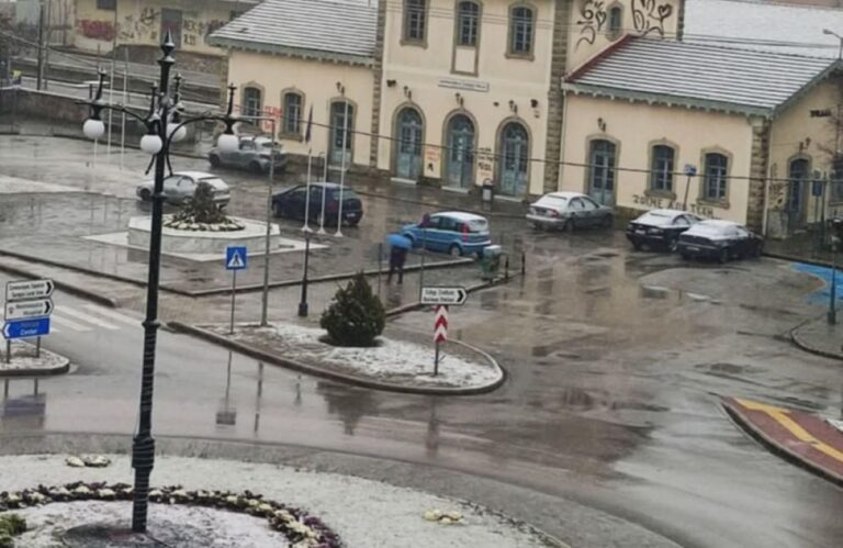 Χιονίζει στην πόλη των Τρικάλων