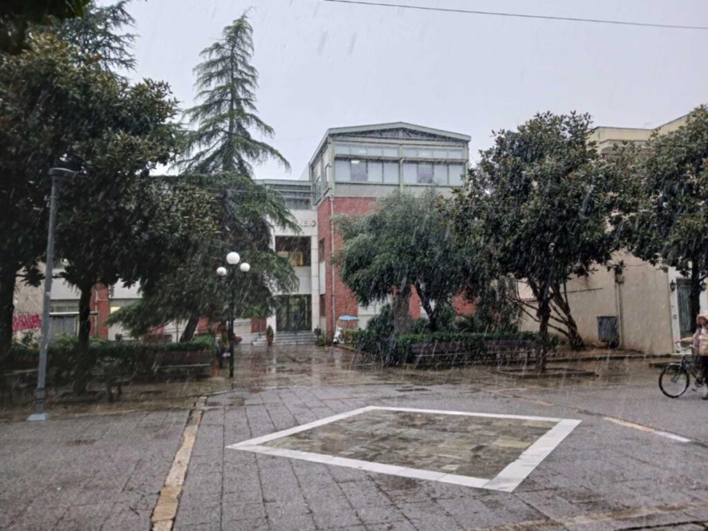 Χιονίζει στην πόλη των Τρικάλων