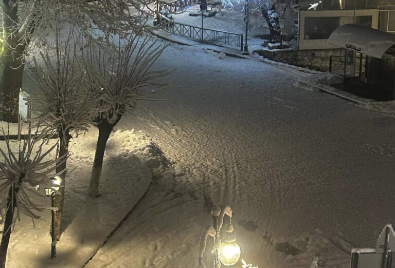 Ολονύχτια χιονόπτωση στον δήμο Αμφίπολης Σερρών: Κλειστά και σήμερα τα σχολεία – Μισό μέτρο το χιόνι σε Άνω Βροντού και Λαγκάδι