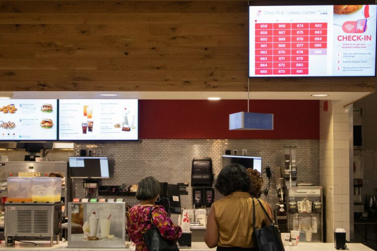 Βρετανία: Συλλογική αγωγή εργαζομένων κατά αμερικανικής πολυεθνικής εταιρείας – Τι περιστατικά αναφέρουν
