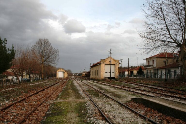 Δίκαια: Περιμένουν το πρωινό δρομολόγιο που θα τους συνδέει σιδηροδρομικά με την Αλεξανδρούπολη
