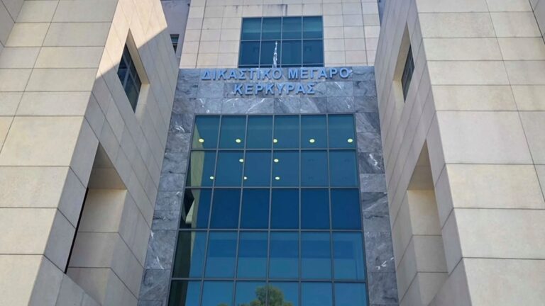 Κέρκυρα: Δικαστικός αστυνομικός έσωσε ηλικιωμένο πολίτη που αποπειράθηκε να πέσει από τον 2ο όροφο του κτιρίου