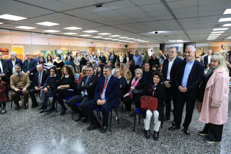 Λάρισα: Πλήθος κόσμου στα εγκαίνια της έκθεσης εικαστικών για τα 100 χρόνια της ΔΕΥΑΛ