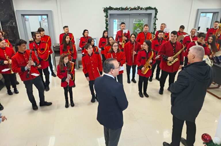 Με μουσική, κάλαντα και καλή διάθεση ξεπροβόδισε τη χρονιά ο Δήμαρχος Ρεθύμνης και Πρόεδρος ΠΕΔ Κρήτης