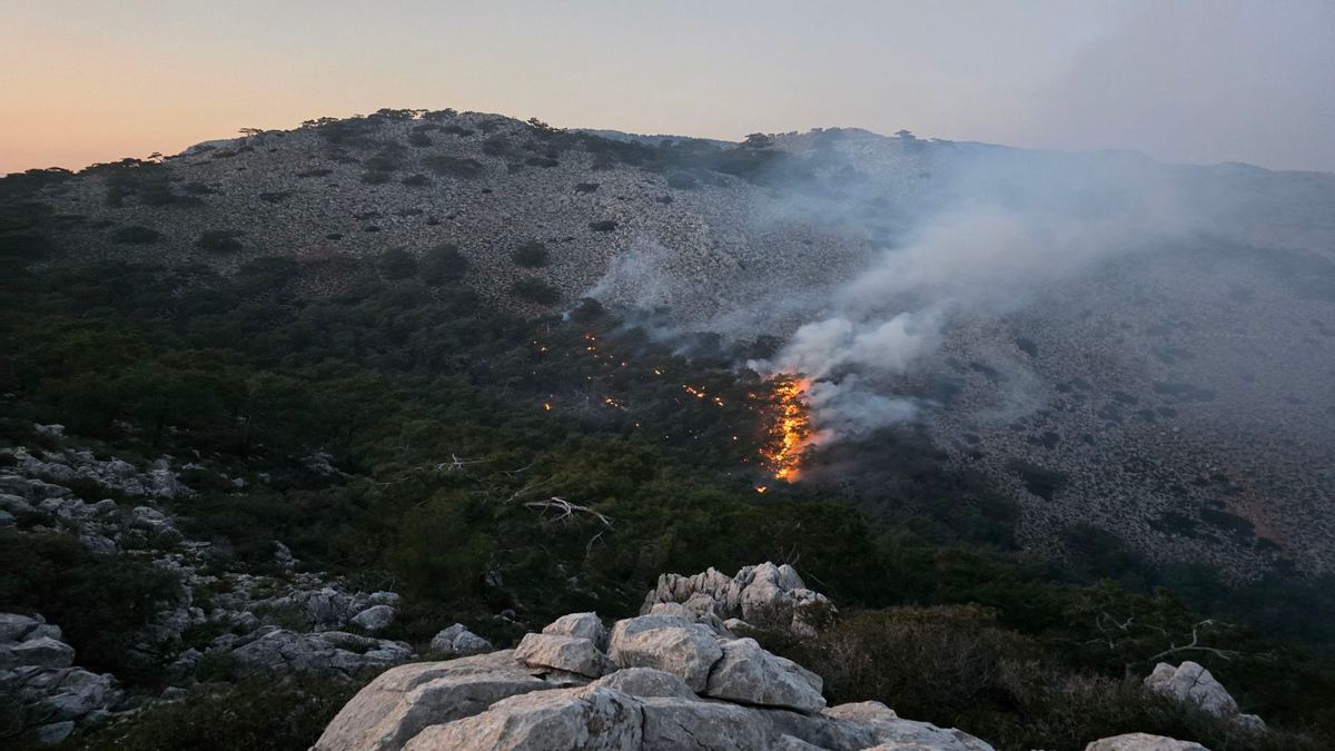 Υπό πλήρη έλεγχο τέθηκε η φωτιά στη Σύμη – Πυροσβεστική δύναμη και τον χειμώνα ζητά ο δήμαρχος του νησιού