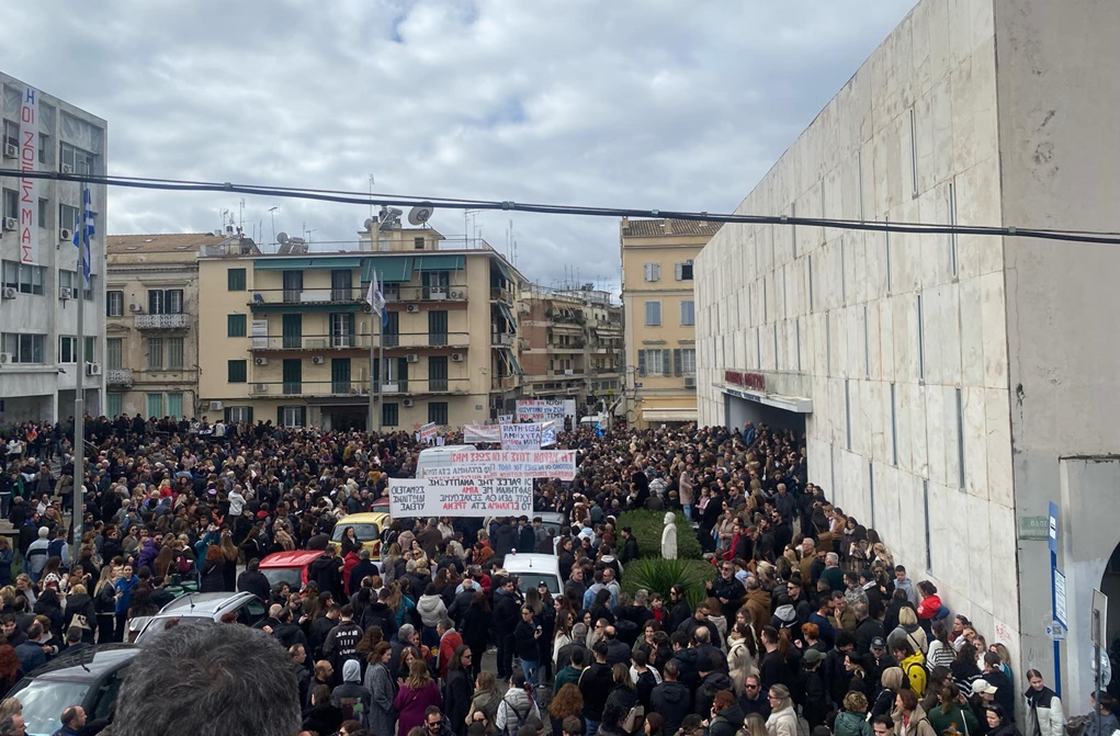 Κέρκυρα: «Βουλιάζει» η πόλη – Χιλιάδες πολίτες στην συγκέντρωση για τα Τέμπη