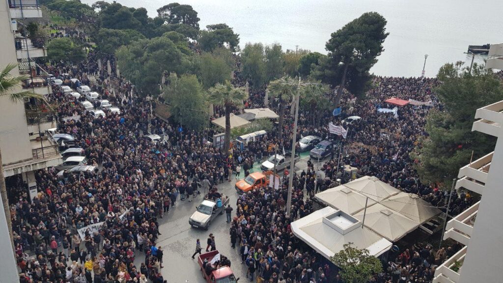 Σε εξέλιξη η μεγαλειώδης πορεία για τα Τέμπη στο Βόλο-Πάνω από 35.000 πολίτες συμμετέχουν