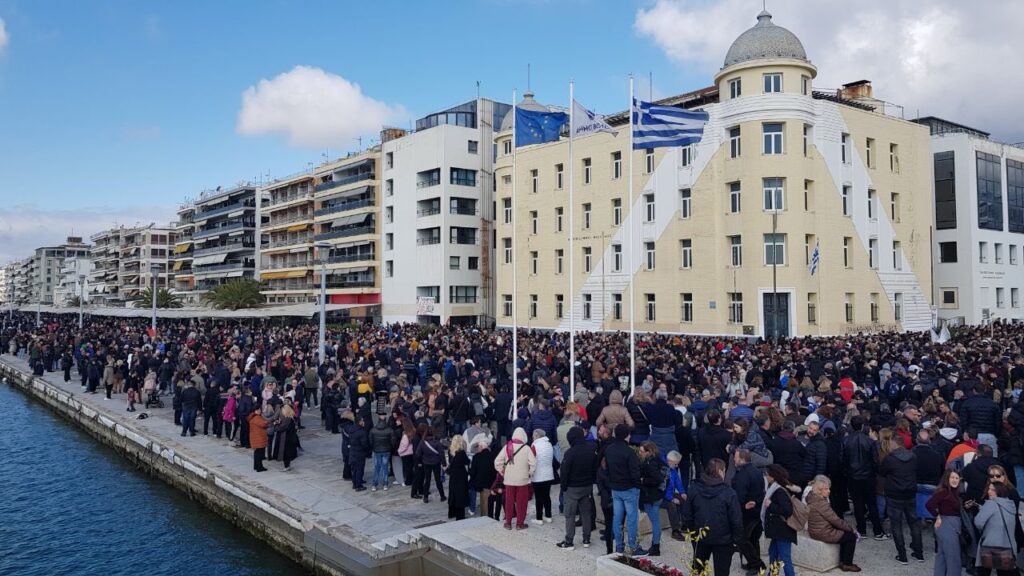 Σε εξέλιξη η μεγαλειώδης πορεία για τα Τέμπη στο Βόλο-Πάνω από 35.000 πολίτες συμμετέχουν