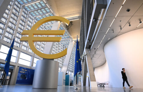 Ανοιχτή η «εργαλειοθήκη» των μέτρων για τη στήριξη νοικοκυριών και επιχειρήσεων – Οι ευάλωτοι τομείς της οικονομίας