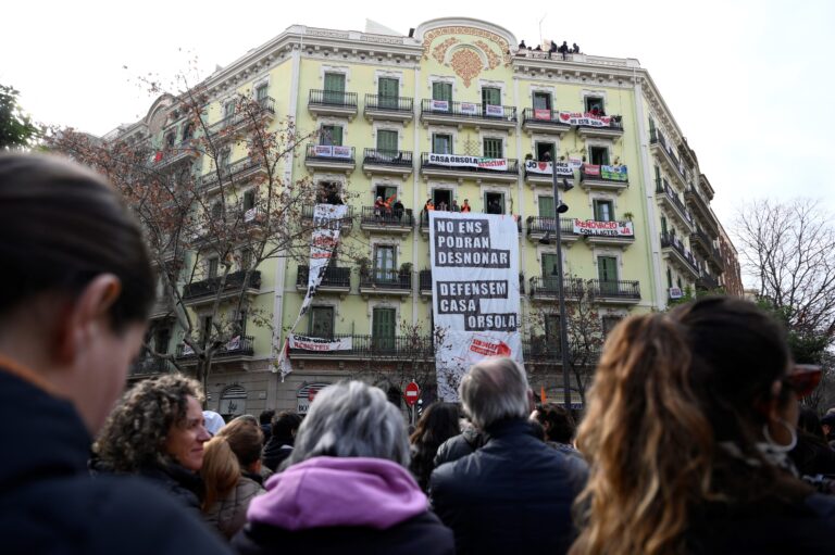 Βαρκελώνη: Ο δήμος αγοράζει πολυκατοικία για να αποτρέψει έξωση ενοικιαστών στον κίνδυνο να γίνουν τα διαμερίσματά τους Airbnb