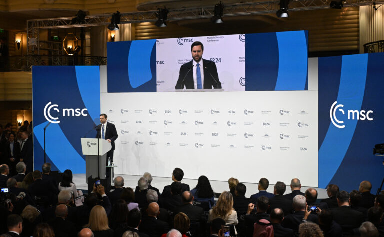 Σαστισμένη η Ευρώπη από τις επικρίσεις Βάνς – Η συνάντηση με Ζελένσκι και οι πρώτες αντιδράσεις