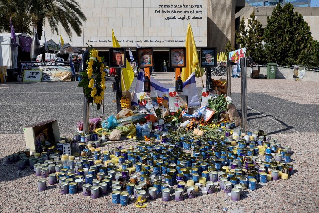 Οι αγαπημένοι μας θα μπορούσαν να είχαν σωθεί, λέει η οικογένεια Μπίμπας στην κηδεία της Σίρι και των δύο μικρών αγοριών της