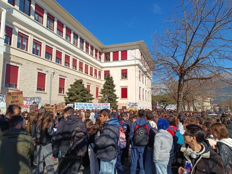 Μαθητική και φοιτητική κινητοποίηση στα Ιωάννινα για την τραγωδία των Τεμπών (βίντεο)