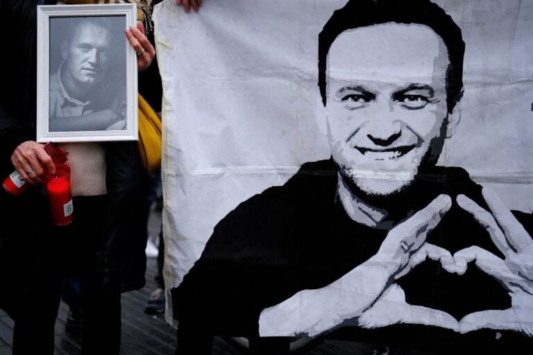 Η Μόσχα συνεχίζει τις διώξεις υποστηρικτών του Ναβάλνι, ένα χρόνο μετά τον θάνατό του