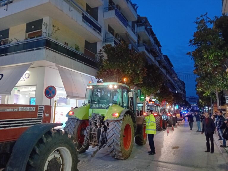 Λάρισα: Διαμαρτυρία αγροτών με τρακτέρ στο γραφείο του υφυπουργού Χρ. Κέλλα