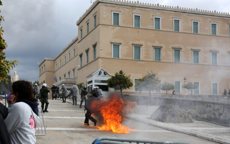 Tραυματίστηκε φωτορεπόρτερ του Αθηναϊκού Πρακτορείου στο Σύνταγμα