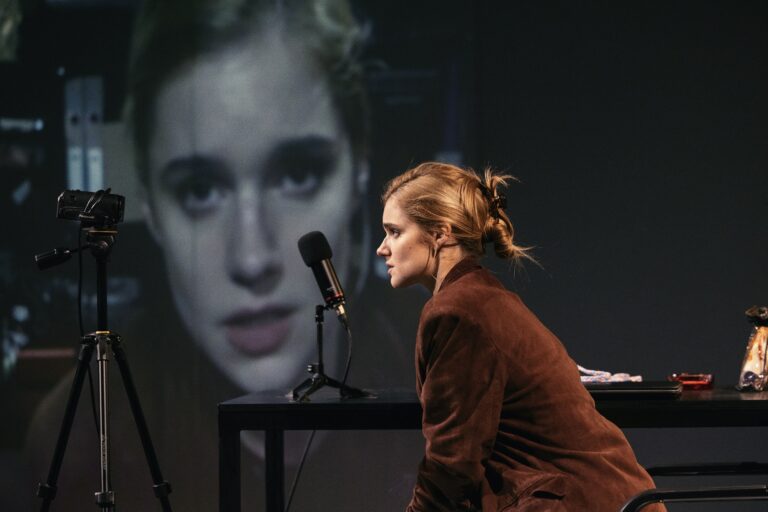 “Girls and Boys” του Dennis Kelly με τη Νατάσα Εξηνταβελώνη στο Metropolitan: The Urban Theater