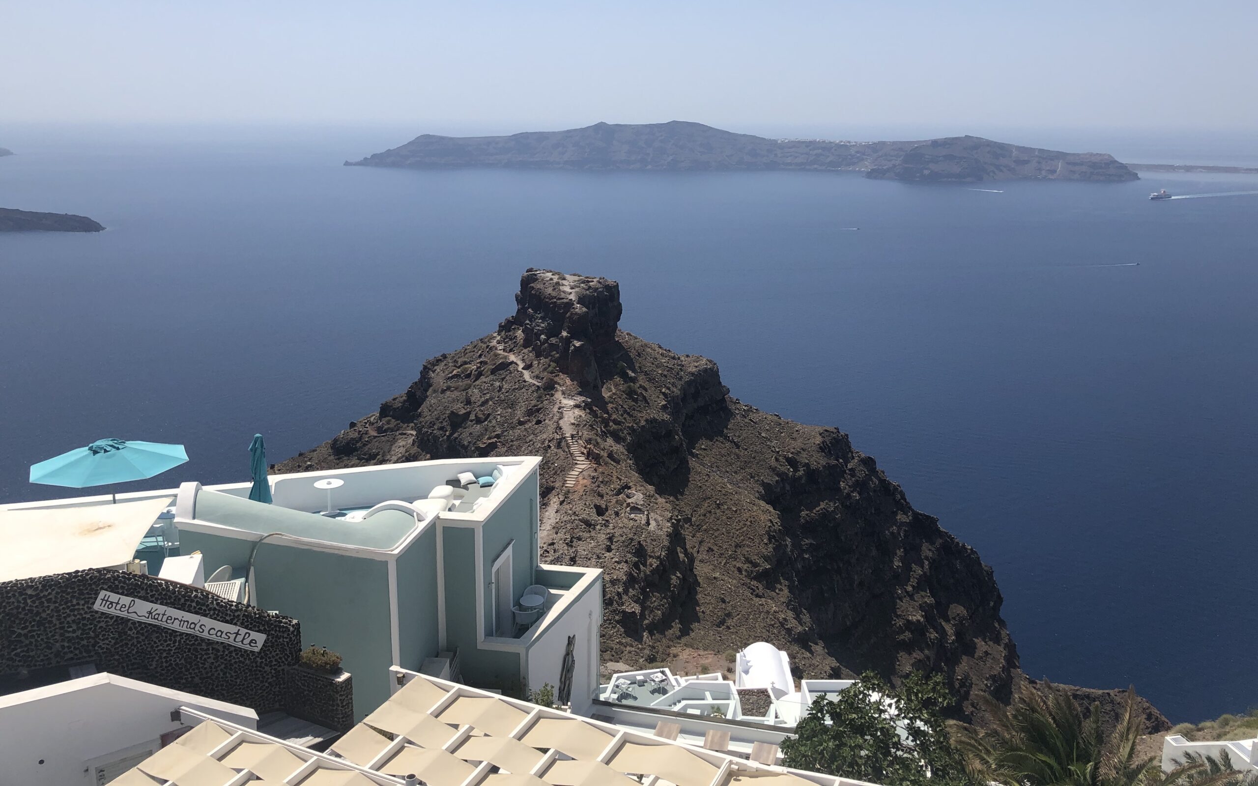 Στο «μάτι του εγκέλαδου» οι Κυκλάδες: Σκηνές για διαμονή της ΕΜΑΚ στη Σαντορίνη – Σύσκεψη στο Μαξίμου
