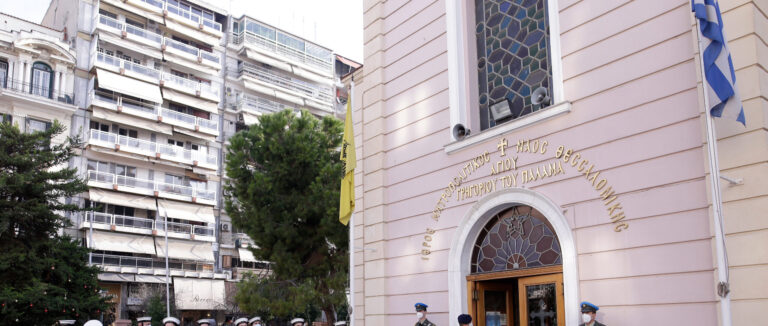 Θεσσαλονίκη: Αγρυπνία και μνημόσυνο από τον Μητροπολίτη Φιλόθεο για τα θύματα της τραγωδίας των Τεμπών