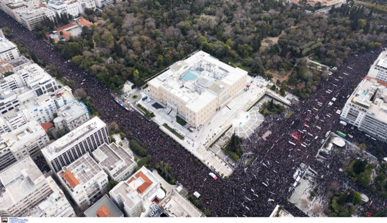 Μεγαλειώδεις συγκεντρώσεις για Τέμπη: «Προσκλητήριο» νεκρών στο Σύνταγμα – Τα μηνύματα των συγγενών