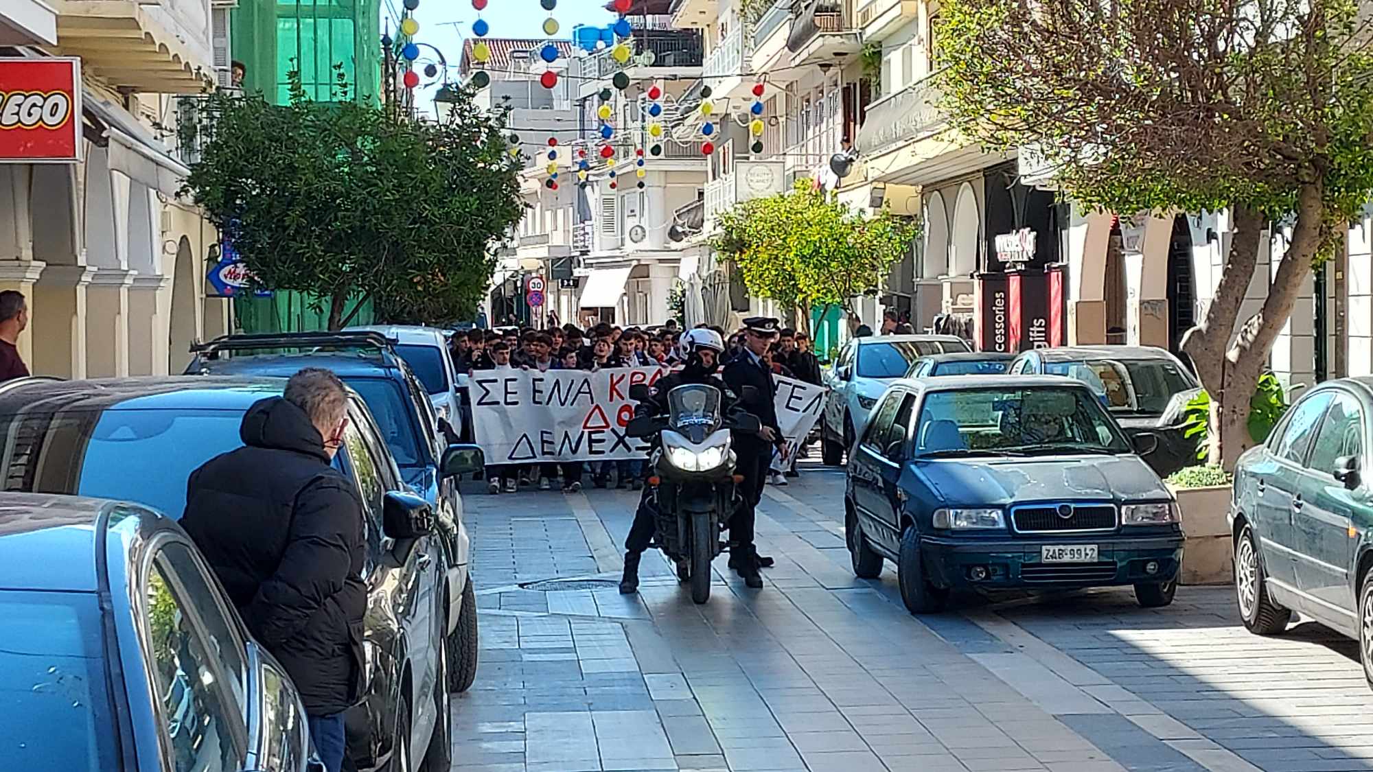 Ζάκυνθος: Μαθητική πορεία στο κέντρο της πόλης για το δυστύχημα των Τεμπών (βίντεο)