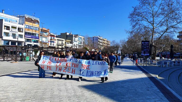 Οι φοιτητές της Κομοτηνής διατράνωσαν το αίτημά τους για Δικαιοσύνη για τα θύματα των Τεμπών