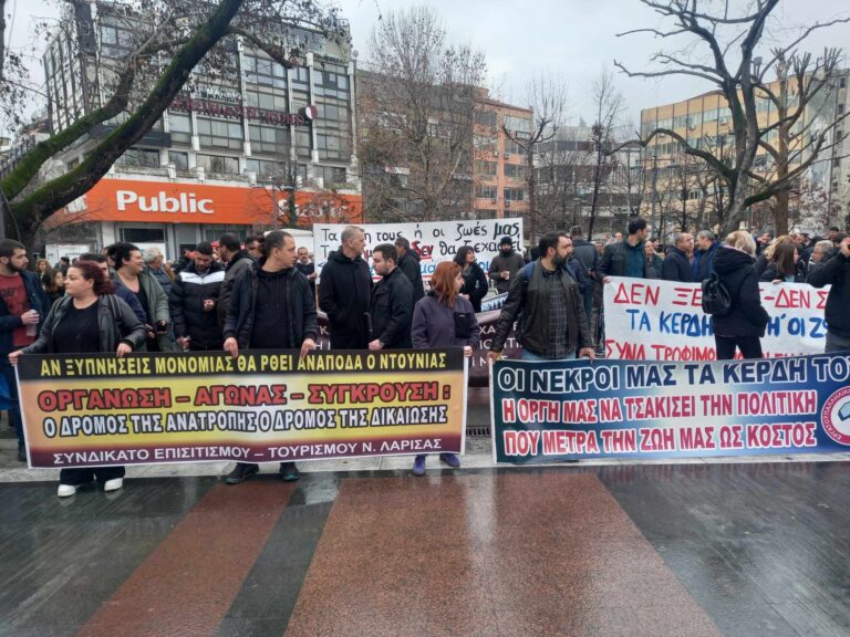 Κλειστά όλα τα μαγαζιά για να ακουστούν οι φωνές σε δρόμους και πλατείες της Λάρισας – Δυναμικό “παρών” από τους αγρότες Θεσσαλίας