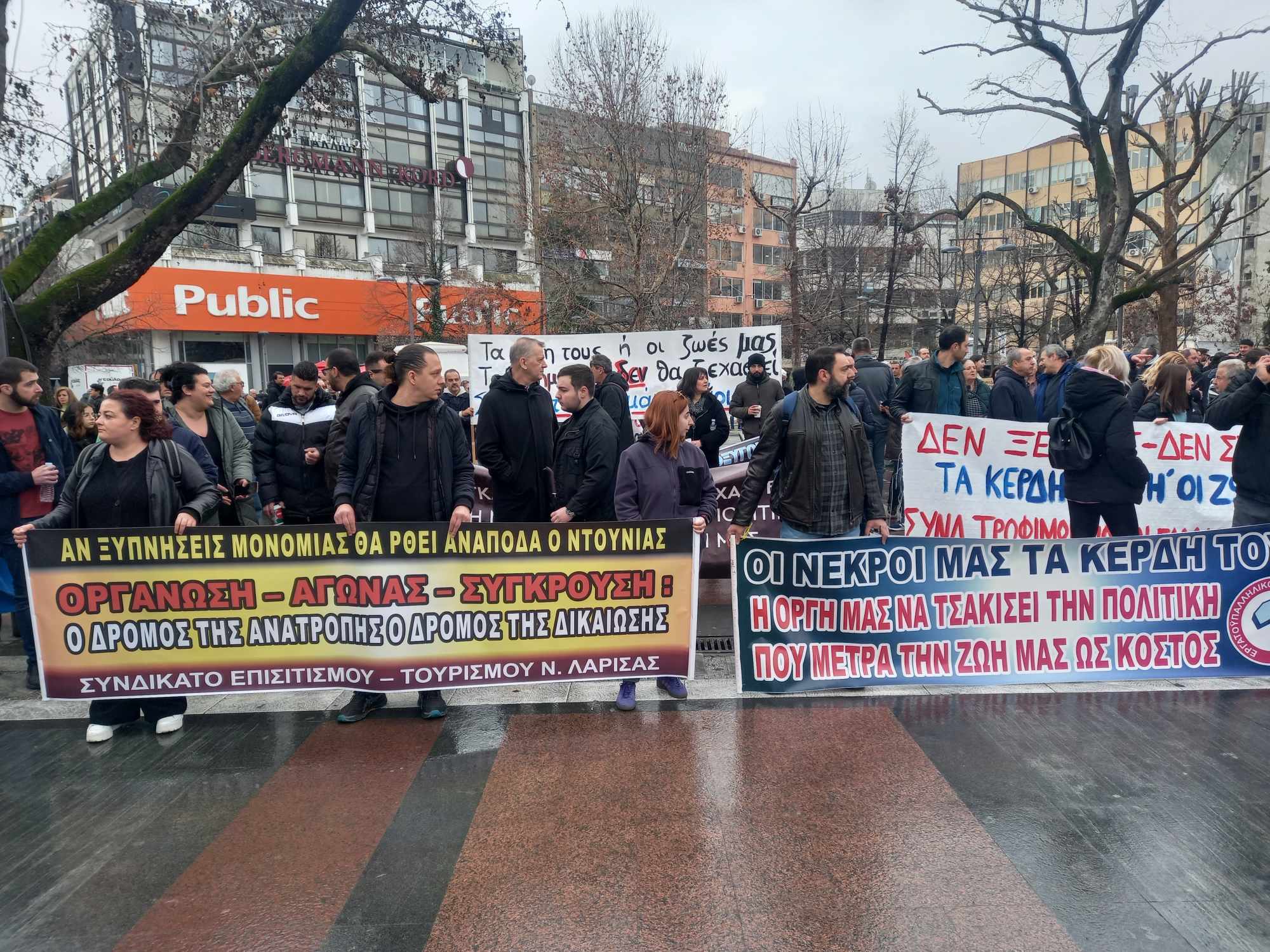 Κλειστά όλα τα μαγαζιά για να ακουστούν οι φωνές σε δρόμους και πλατείες της Λάρισας – Δυναμικό “παρών” από τους αγρότες Θεσσαλίας