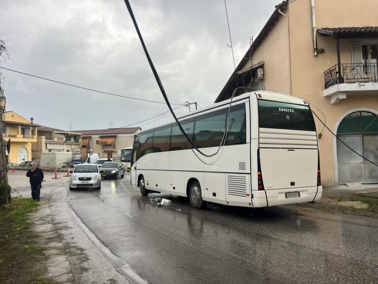 Κέρκυρα: Μηχάνημα έργου έκοψε καλώδια της ΔΕΗ και του ΟΤΕ – Ζημιές σε λεωφορείο