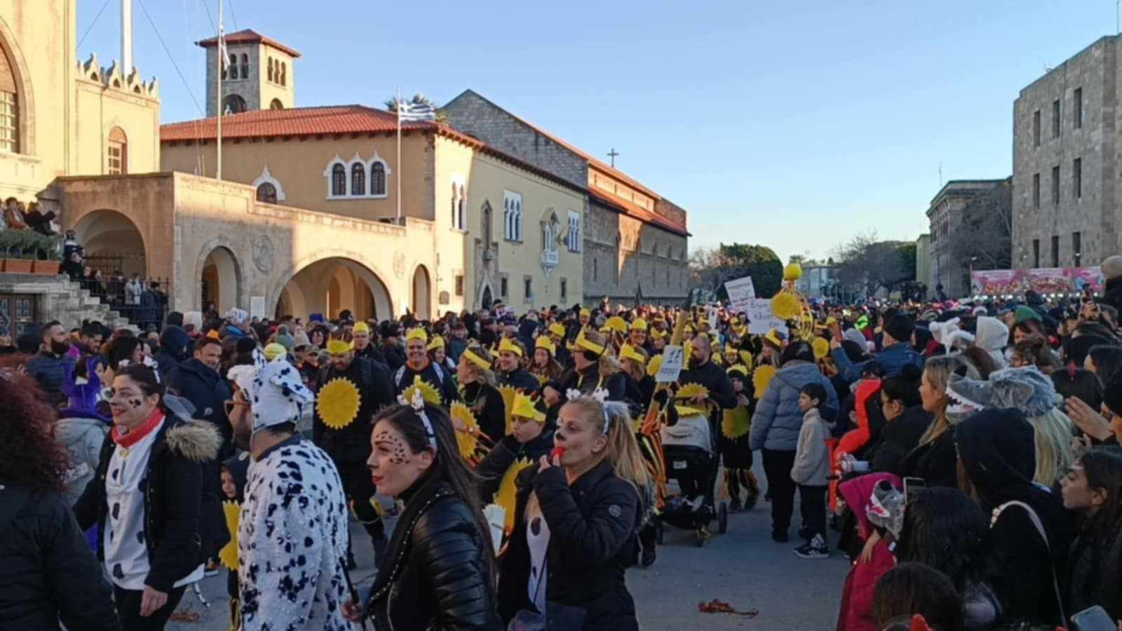 Η Ρόδος διασκέδασε σε αποκριάτικους ρυθμούς, παρά το τσουχτερό κρύο (εικόνες)