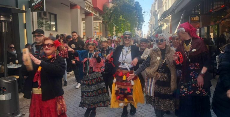 Ξεφαντώνουν οι Πατρινοί σε μία “απέραντη” γιορτή Τσικνοπέμπτης (video)