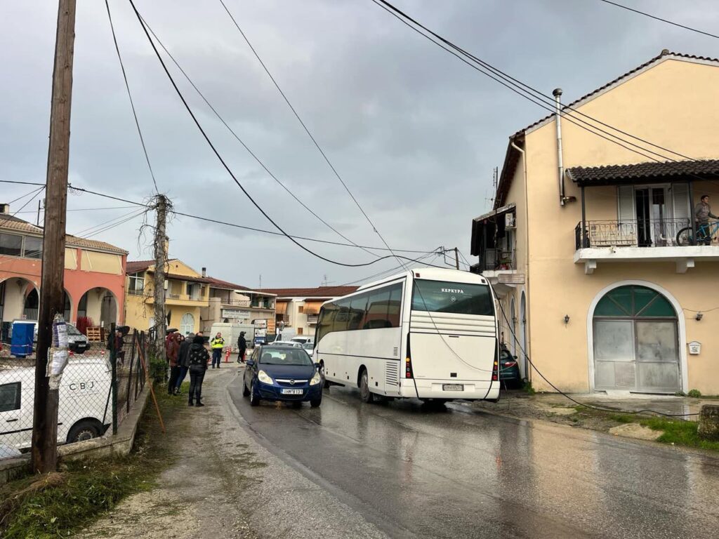 Κέρκυρα: Μηχάνημα έργου έκοψε καλώδια της ΔΕΗ και του ΟΤΕ – Ζημιές σε λεωφορείο