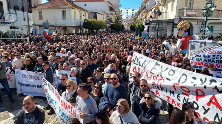 Ζάκυνθος: Μεγαλειώδης η συγκέντρωση για την τραγωδία των Τεμπών – Περισσότεροι από 4.000 πολίτες στην Πλατεία Αγίου Μάρκου